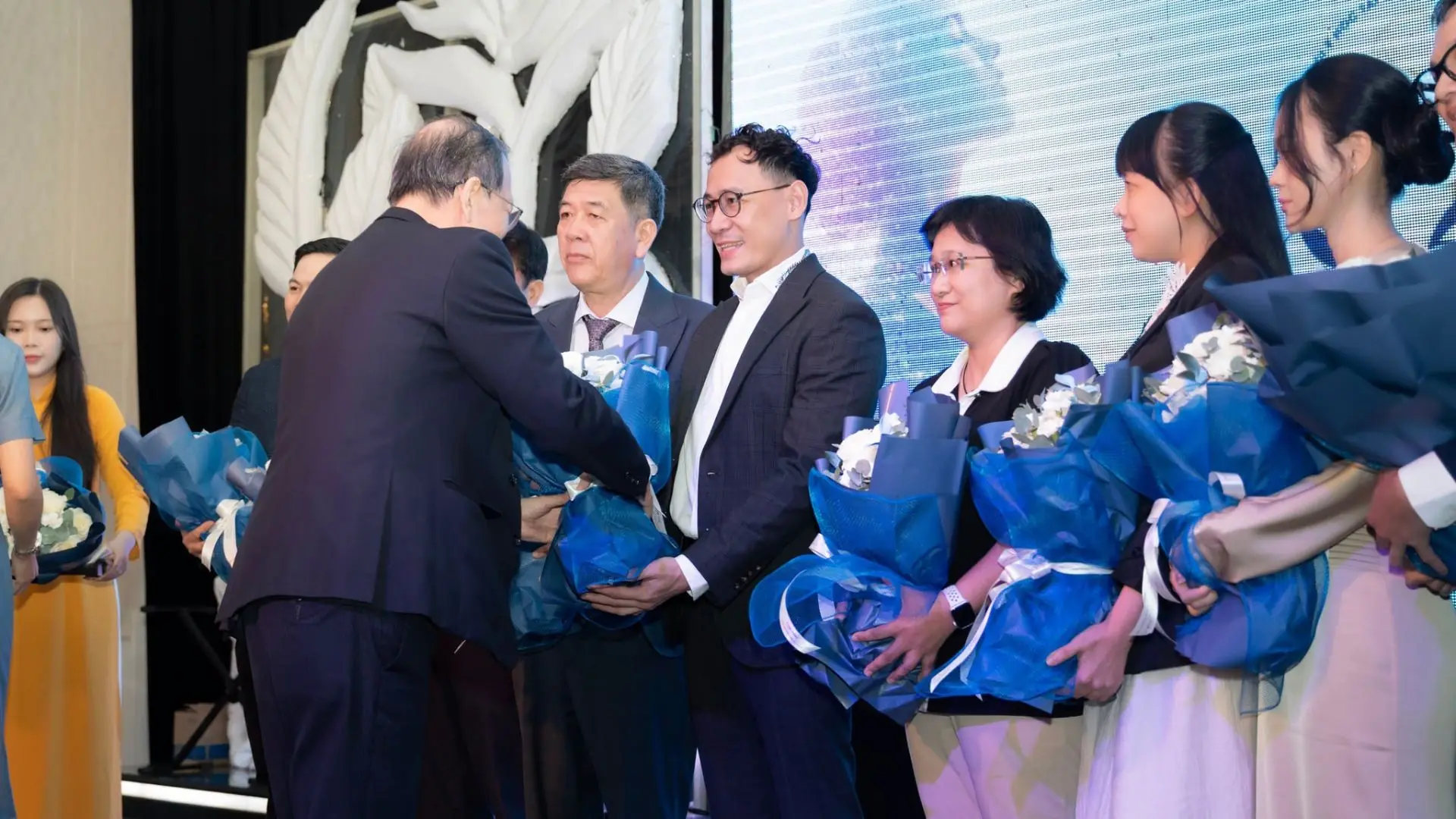 Bác Sĩ Khải Nhận Hoa Chào Mừng Thành Viên Tham Gia Chi Hội