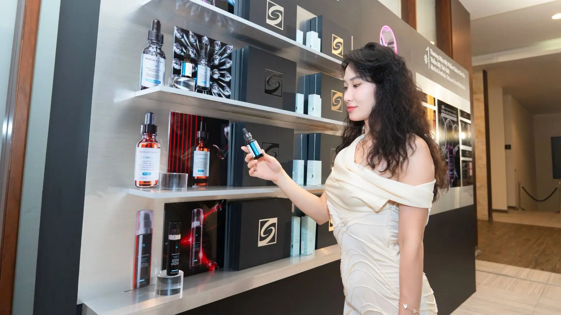 CEO Như Lan Trải Nghiệm Sản Phẩm SkinCeauticals