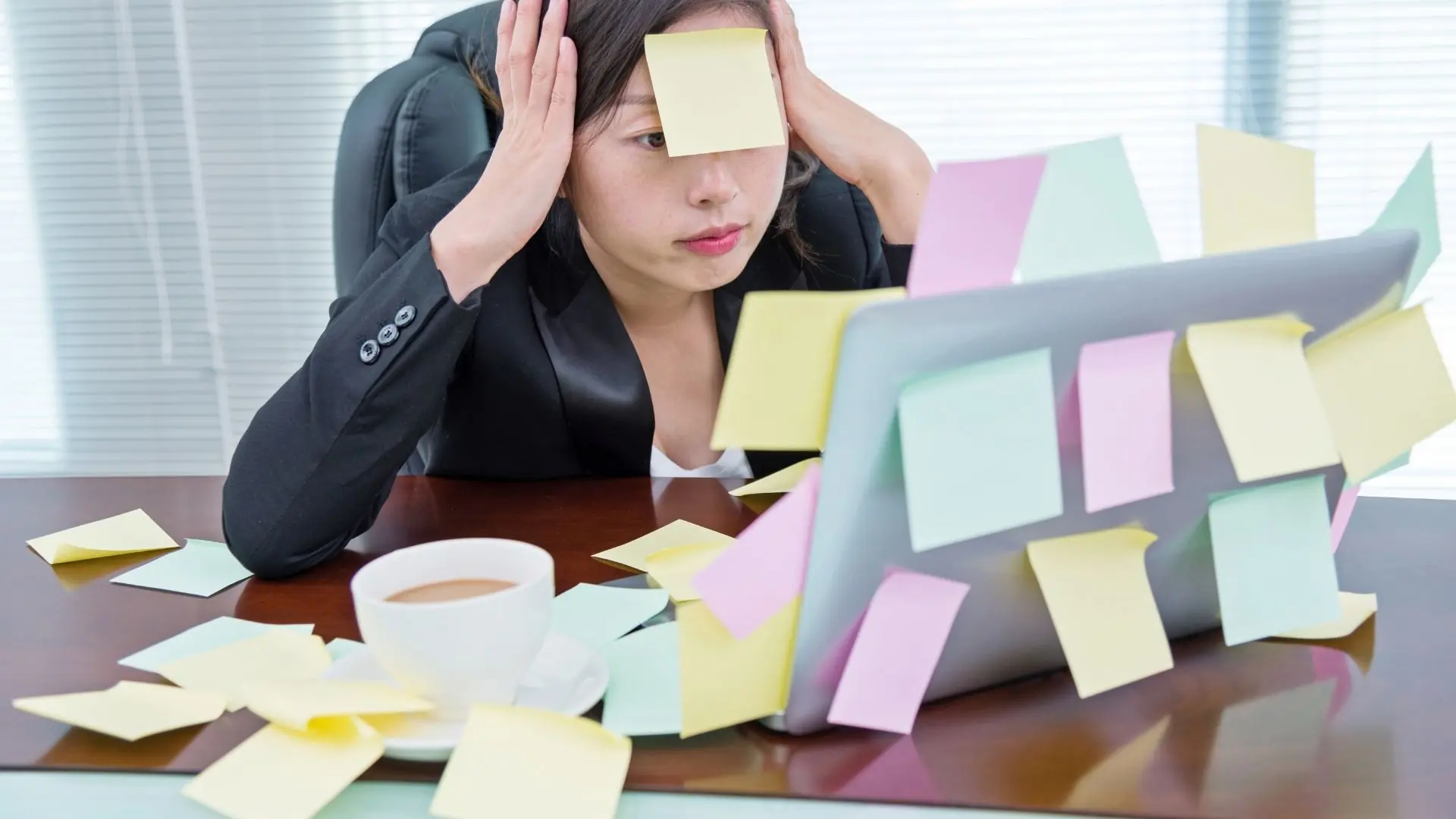 Căng Thẳng Kéo Dài Có Làm Khuôn Mặt Trông Hóp Má Hơn