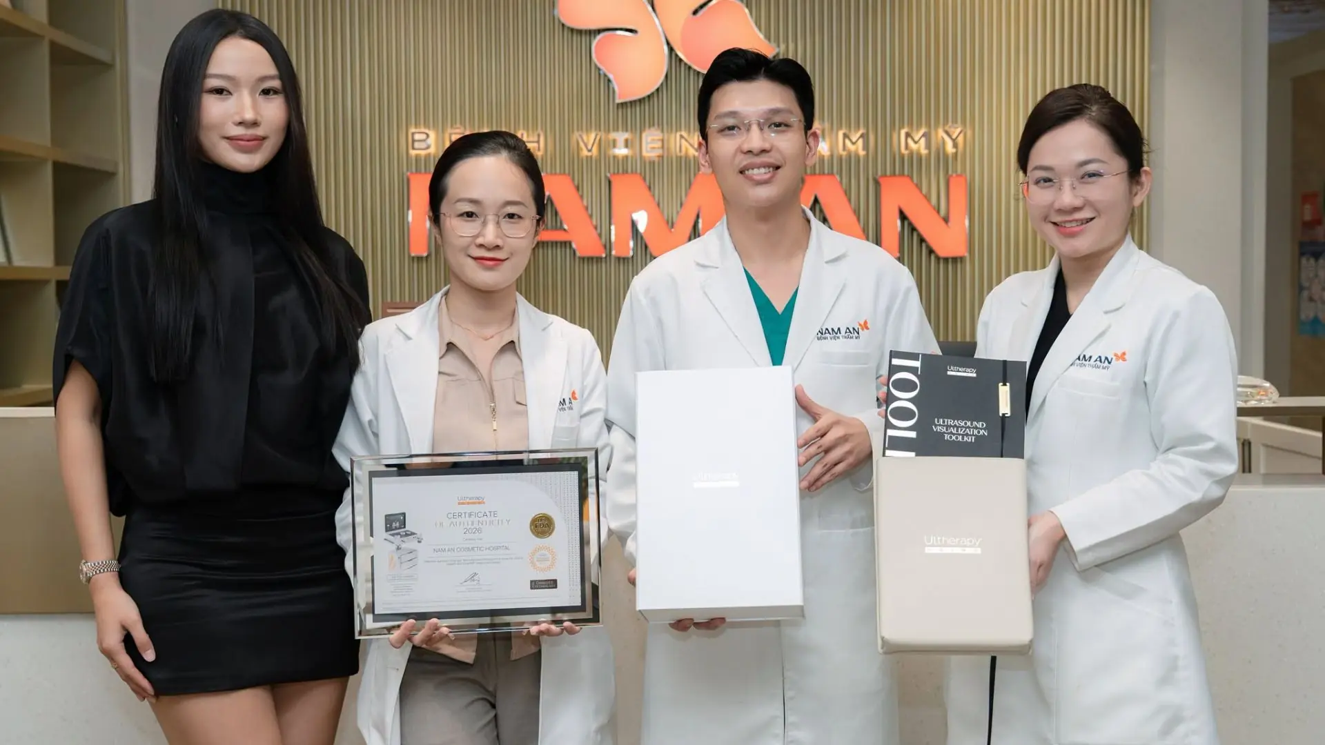 Đội Ngũ Bác Sĩ Khoa Da Thẩm Mỹ Cùng Đại Diện Ultherapy