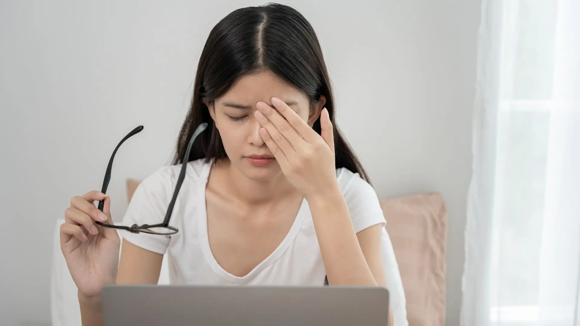 Hay Dụi Mắt Có Làm Vùng Mắt Nhanh Chảy Xệ Hơn Không